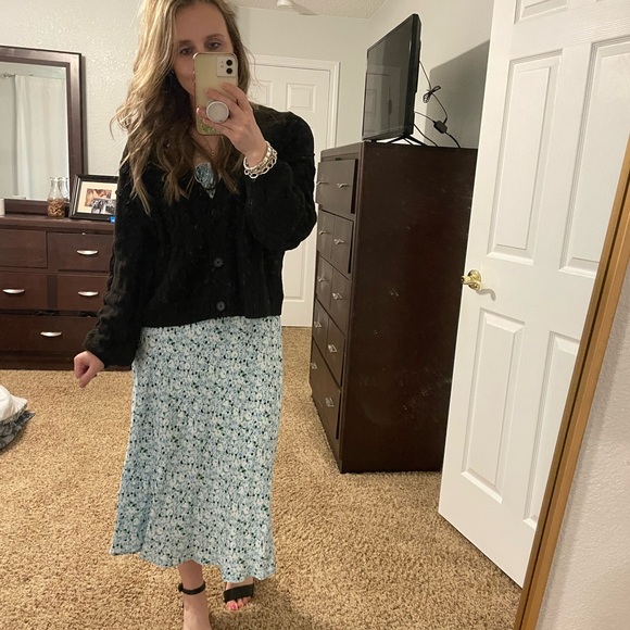 Meet your Posher, Lindsay. Follow along for live sales! - Picture 5 of 5